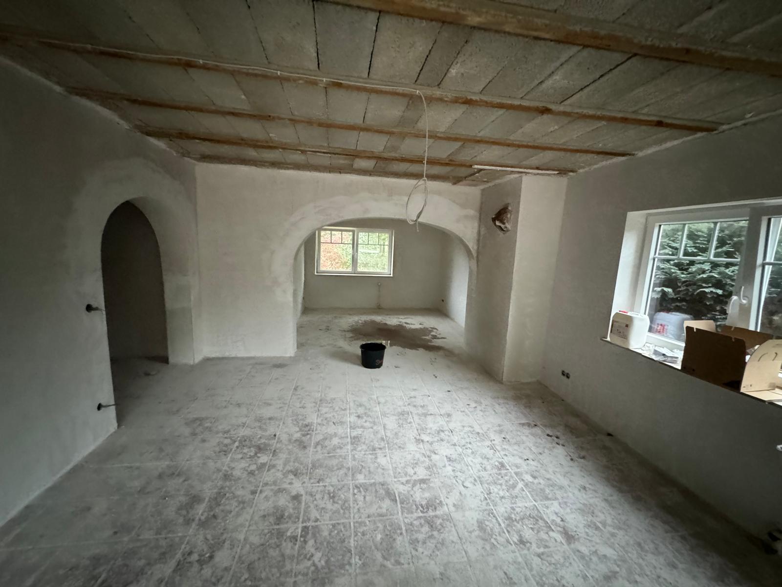 Altbau-Raum mit gekalkten Wänden und Arkaden-Gewölbe nach Innenputz-Sanierung in Lüneburg, Scherer-Putz