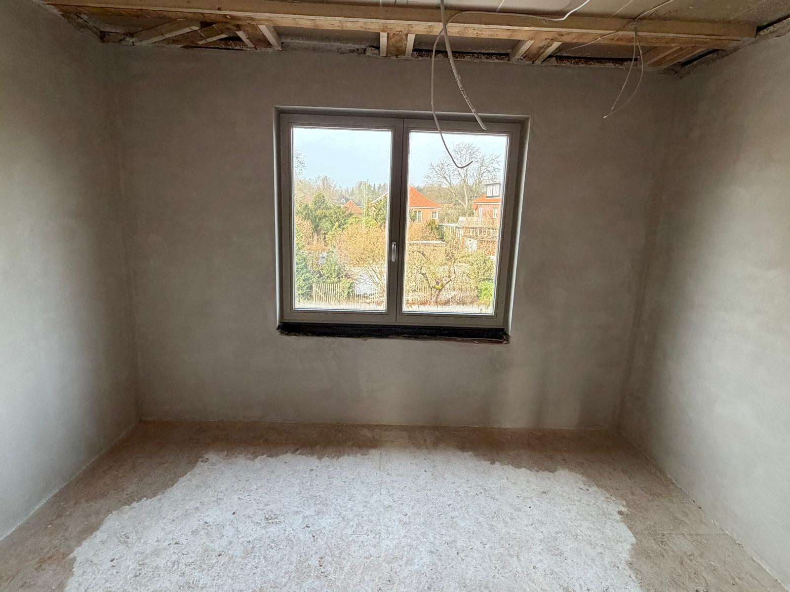 Sanierter Altbau-Raum mit Innenputz und freigelegter Holzbalkendecke im Lüneburger Wasserviertel, Scherer-Putz